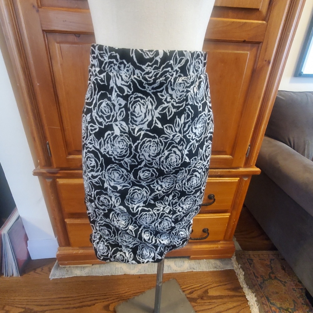 90s Style Betsey Johnson Rose Stretchy Black and White Pencil Skirt Punk Bold